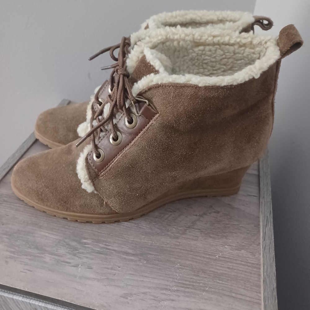 Ellen Tracy Sherpa Wedge Heel Boots Sz 6